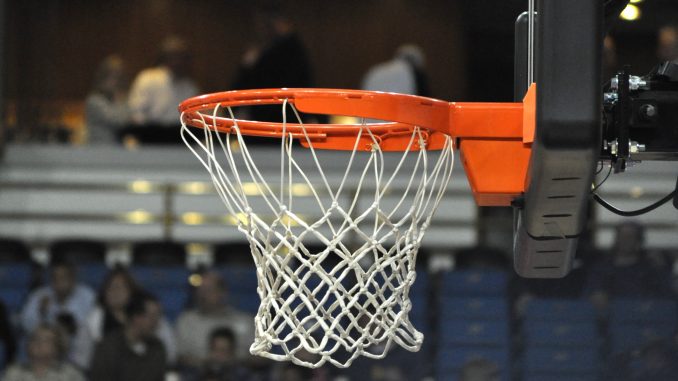 Aro y red de básquet en primer plano durante un partido
