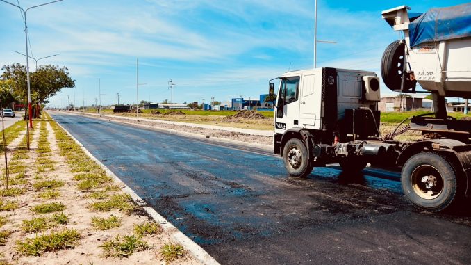 Avenida Soberanía Nacional en Resistencia con asfalto nuevo y un camión de obra sobre la calzada