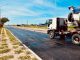Avenida Soberanía Nacional en Resistencia con asfalto nuevo y un camión de obra sobre la calzada