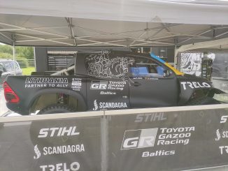 Camioneta prototipo de rally raid en competencia sobre un camino de tierra