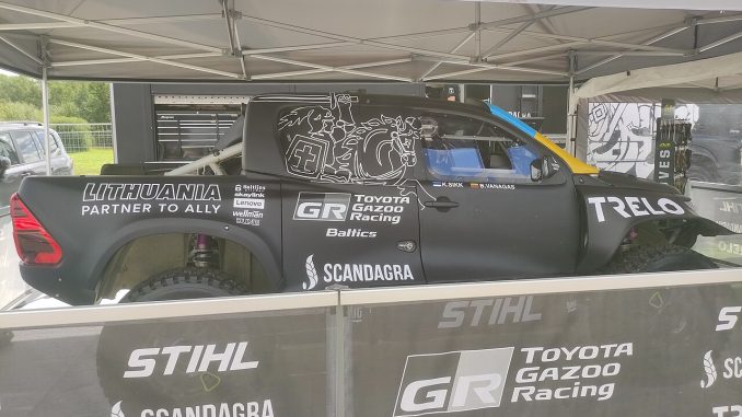 Camioneta prototipo de rally raid en competencia sobre un camino de tierra