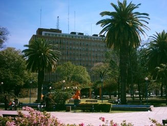 Casa de Gobierno de la Provincia del Chaco vista desde la Plaza 25 de Mayo, en Resistencia