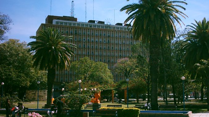 Casa de Gobierno de la Provincia del Chaco vista desde la Plaza 25 de Mayo, en Resistencia