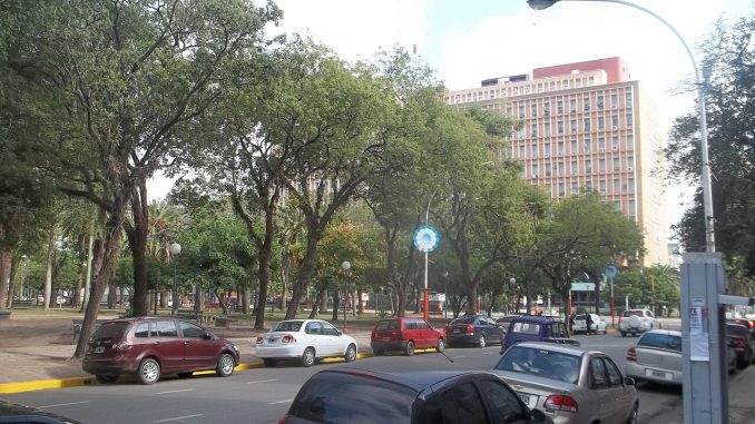 Fachada de la Casa de Gobierno del Chaco frente a la plaza 25 de Mayo, en Resistencia