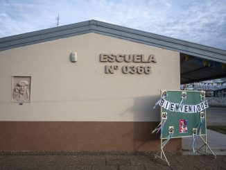 Fachada de una escuela rural en Argentina