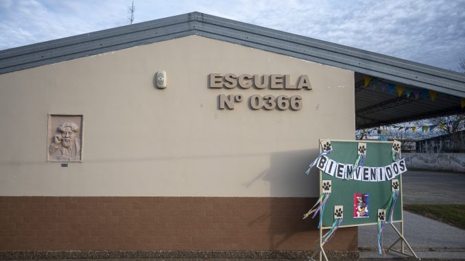 Fachada de una escuela rural en Argentina
