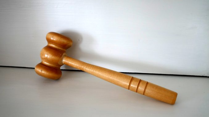 Mazo de madera sobre una mesa, símbolo de la justicia