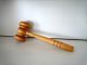Mazo de madera sobre una mesa, símbolo de la justicia