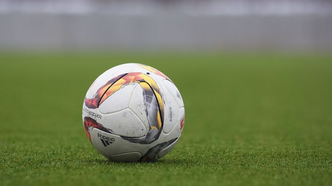Pelota de fútbol sobre el césped