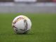 Pelota de fútbol sobre el césped