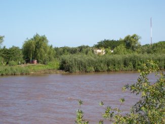 Vista del riacho Barranqueras y la isla Santa Rosa frente al puerto de Barranqueras, en el Chaco