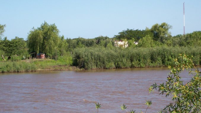 Vista del riacho Barranqueras y la isla Santa Rosa frente al puerto de Barranqueras, en el Chaco
