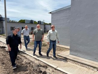 Autoridades del IPDUV recorren las viviendas en construcción en Puerto Tirol, Chaco