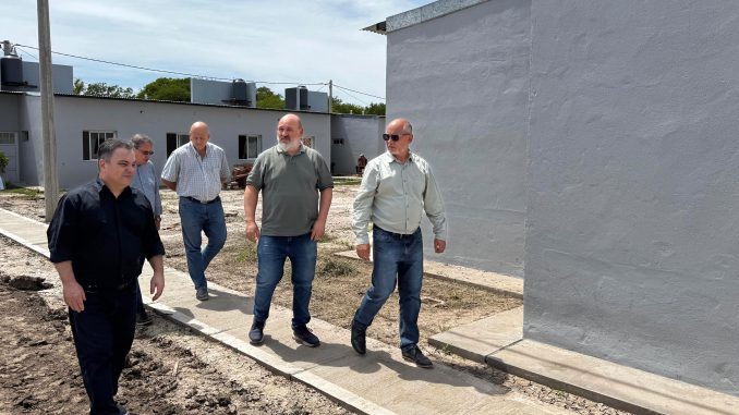 Autoridades del IPDUV recorren las viviendas en construcción en Puerto Tirol, Chaco