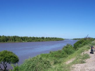 Vista del riacho Barranqueras y la isla Santa Rosa desde Puerto Vilelas, Chaco