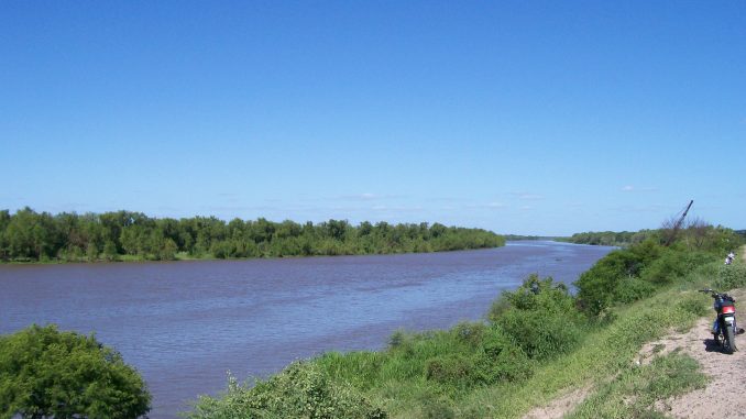 Vista del riacho Barranqueras y la isla Santa Rosa desde Puerto Vilelas, Chaco
