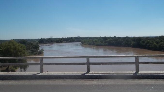 Vista del río Bermejo y sus costas desde el puente entre Chaco y Formosa